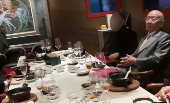 임한솔 정의당 부대표가 전두환 전 대통령과 12.12 쿠데타 주역들이 12일 강남 호화 점심식사 모습을 이 날 공개했다. 식사 자리에는 12·12 쿠데타를 함께 일으킨 최세창 당시 3공수여단장과 정호용 당시 특전사령관 등과 함께 김장환 목사가 참석했으며, 이들은 와인을 마시면서 건배사도 한 것으로 알려졌다. 12·12쿠데타는 1979년 12월 12일 전두환·노태우 등이 이끌던 군부 내 사조직인 '하나회' 중심의 신군부세력이 일으킨 군사반란사건. (사진=정의당 제공 영상 캡쳐)