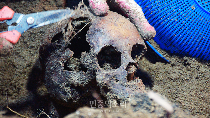 2018년 8월 진행된 충남 아산시 배방면 설화산 민간인 학살 피해자 발굴 현장 모습. 흙더미속에서 세상밖으로 나오는 민간인피학살자.