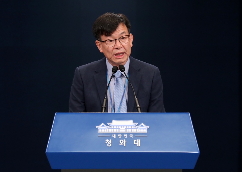 김상조 정책실장이 14일 청와대 춘추관에서 최저임금 관련 브리핑을 하고 있다. 2019.07.14.