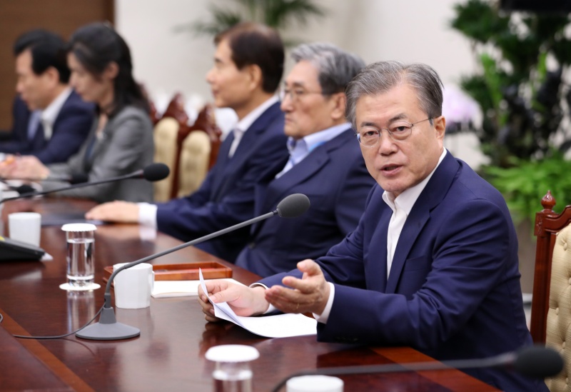 문재인 대통령이 15일 청와대 여민관에서 수석·보좌관회의를 주재하고 있다.
