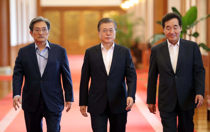 문재인 대통령이 국무회의에 참석하고 있는 모습. 자료사진.