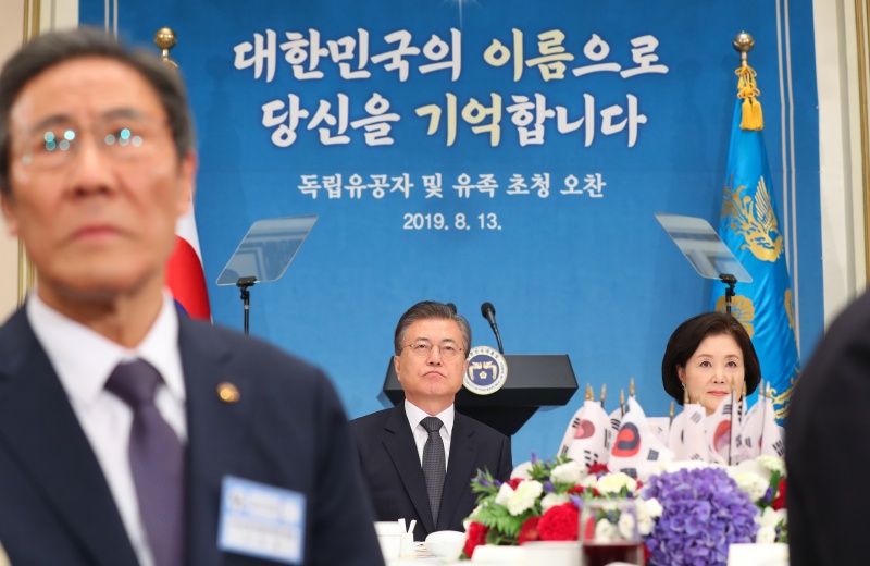 문재인 대통령이 13일 청와대 영빈관에서 열린 독립유공자 및 후손 초청 오찬에서 주제영상을 시청하고 있다. 2019.08.13.