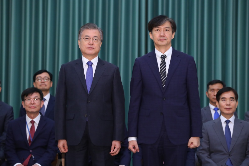문재인 대통령이 9일 청와대 본관에서 조국 신임 법무부 장관에게 임명장을 수여한 후 기념촬영을 하고 있다.2019.09.09.