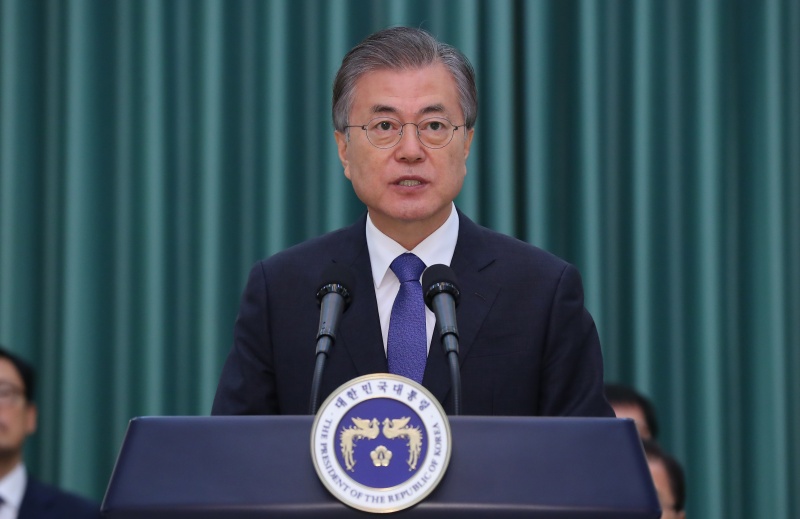 문재인 대통령이 9일 청와대 본관에서 열린 임명장 수여식을 마친 후 대국민 메시지를 발표하고 있다.2019.09.09.