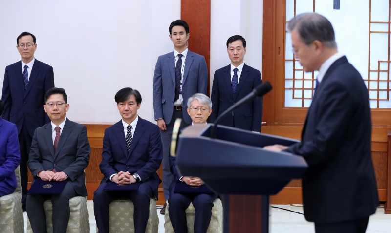 조국 법무부 장관이 9일 청와대 본관에서 임명장을 받은 후 문재인 대통령의 대국민 메시지 발표를 듣고 있다.2019.09.09.