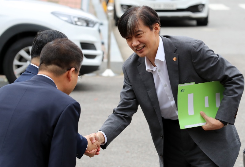 조국 법무부 장관이 12일 오전 서울 동대문구 위치추적중앙관제센터를 방문해 관계자들과 인사를 나누고 있다. 2019.09.12.