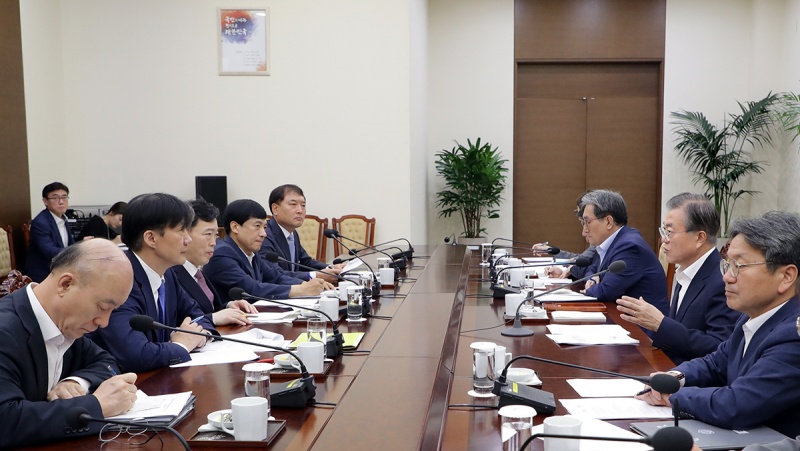 문재인 대통령은 30일 오전 청와대에서 조국 법무부 장관으로부터 '인권을 존중하고 민생에 집중하는 검찰권 행사 및 조직 운용 방안'에 대한 보고를 받았다.