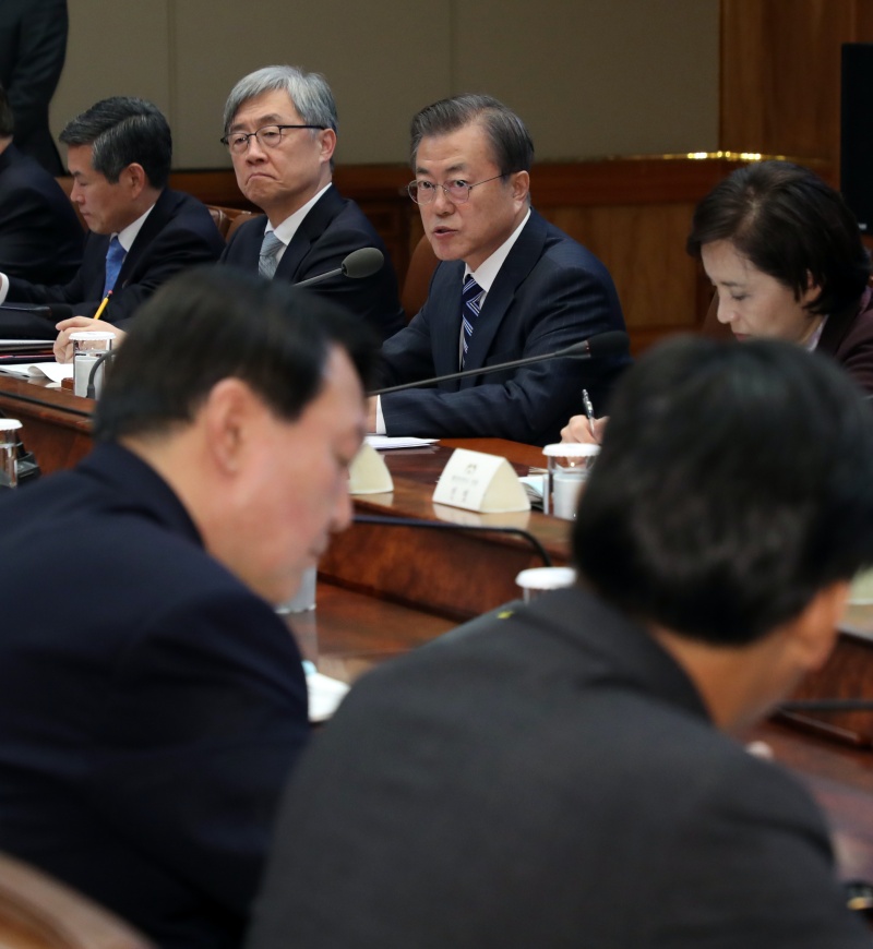 문재인 대통령이 8일 청와대 본관 집현실에서 열린 공정사회를 향한 반부패정책협의회에 참석해 윤석열 검찰총장을 바라보며 모두발언을 하고 있다. 2019.11.08.