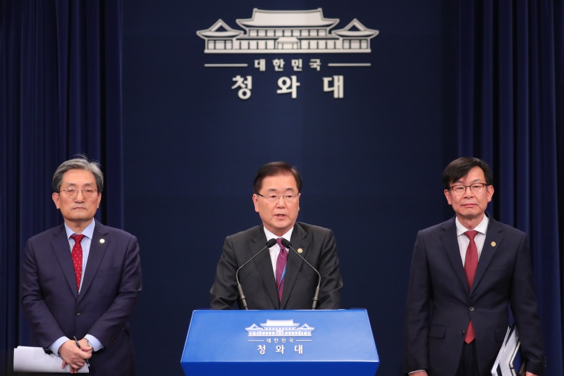 정의용 국가안보실장이 10일 오후 청와대 춘추관 브리핑실에서 열린 기자간담회에 참석해 모두발언을 하고 있다. 왼쪽부터 노영민 대통령 비서실장, 정의용 국가안보실장, 김상조 정책실장. 2019.11.10.