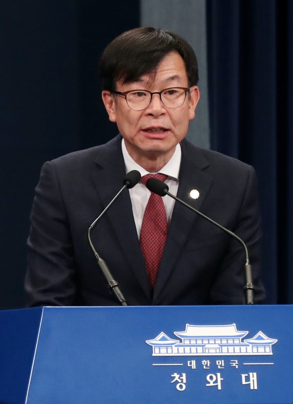 김상조 정책실장이 10일 오후 청와대 춘추관 브리핑실에서 열린 기자간담회에 참석해 모두발언을 하고 있다. 2019.11.10.