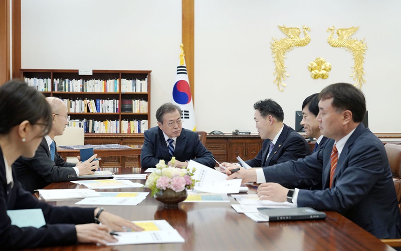 문재인 대통령이 지난 8일 '공정사회를 향한 반부패정책협의회' 직후 법무부로부터 검찰개혁 추진 경과와 향후 계획을 직접 보고받고 있는 모습.