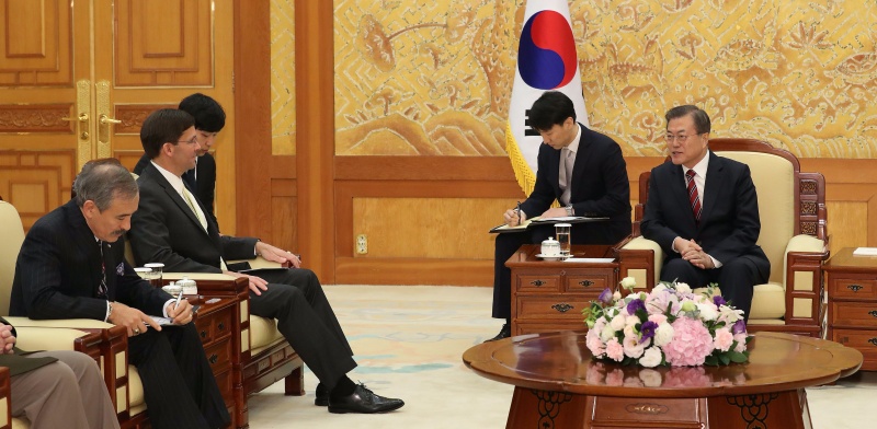 문재인 대통령이 15일 오후 청와대 본관 접견실에서 마크 에스퍼 미 국방장관을 만나 면담하고 있다. 2019.11.15.