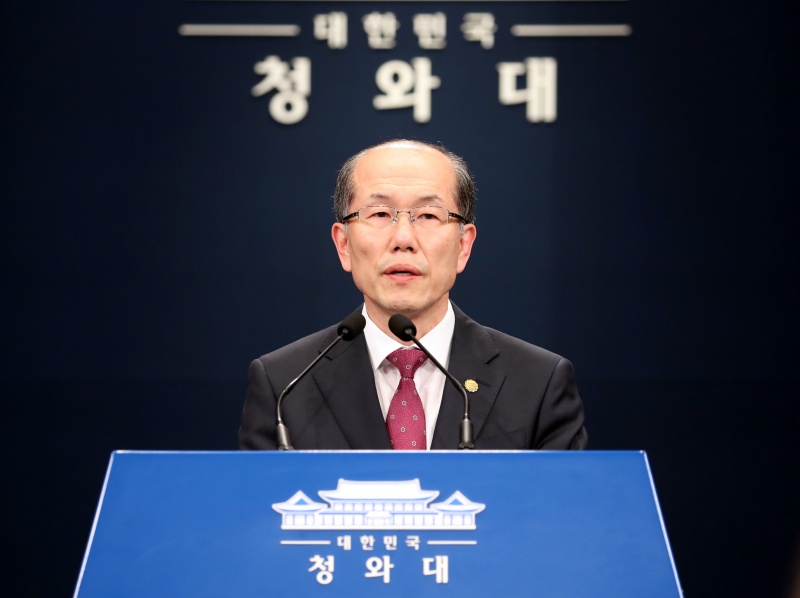 김유근 국가안보실 1차장이 22일 오후 청와대 춘추관 브리핑 룸에서 한·일 군사정보보호협정(GSOMIA·지소미아) 관련 브리핑을 하고 있다.