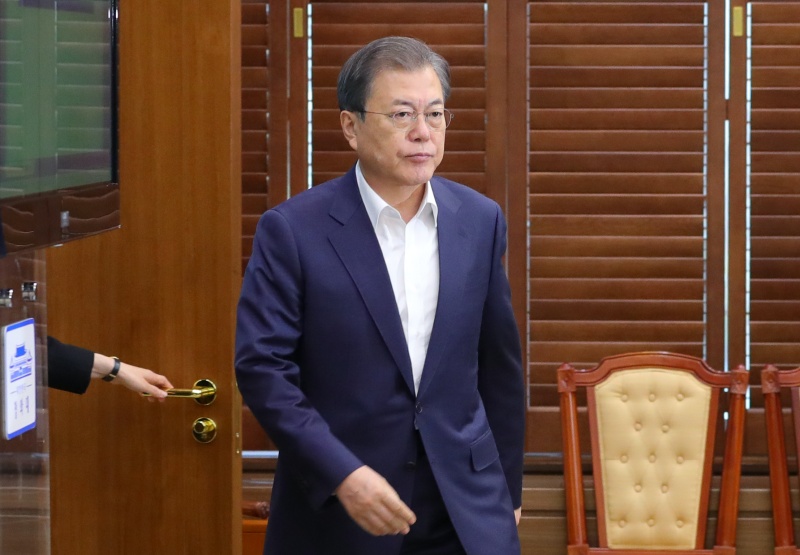 문재인 대통령이 2일 청와대 여민관에서 열린 수석·보좌관회의에 굳은 표정으로 참석하고 있다. 2019.12.02.
