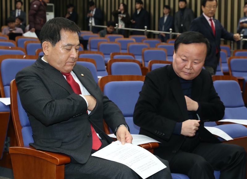 심재철 자유한국당 원내대표와 김재원 정책위의장이 9일 서울 여의도 국회에서 열린 당 의원총회에 참석하고 있다. 2019.12.09.