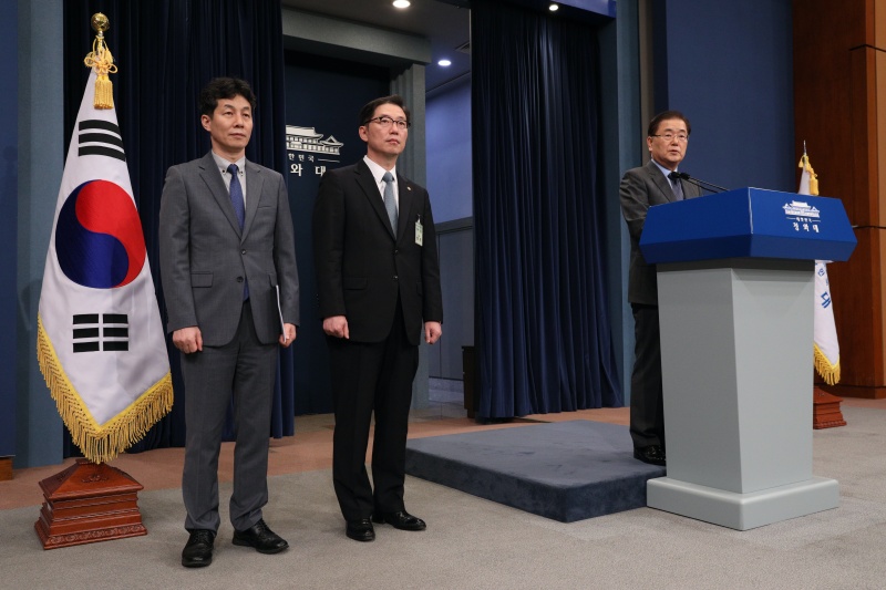 문재인 대통령의 대북 특사단 모습. 맨 왼쪽이 윤건영 당시 청와대 국정기획상황실장.