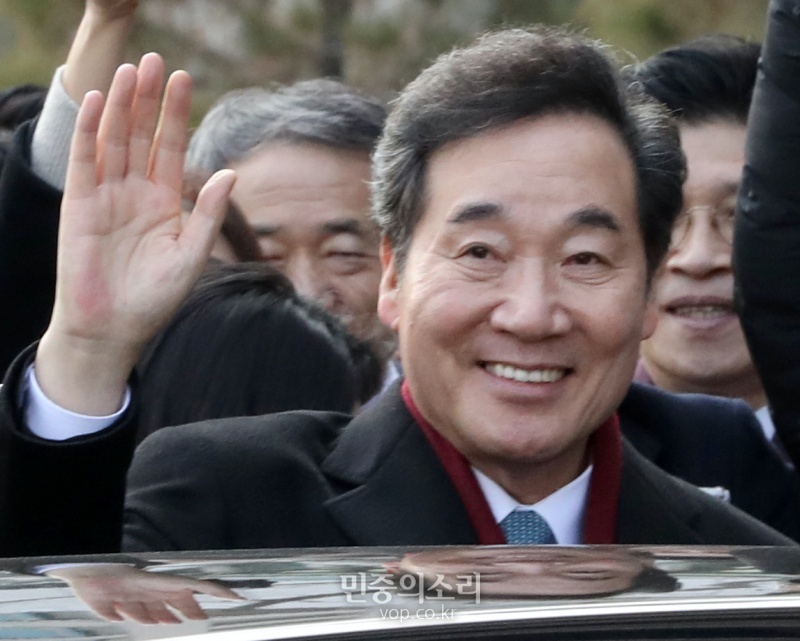 역대 최장수 국무총리에서 물러난 이낙연 전 국무총리가 14일 오후 직원들의 환송을 받으며 서울 종로구 정부서울청사를 나오고 있다. 2020.01.14. a