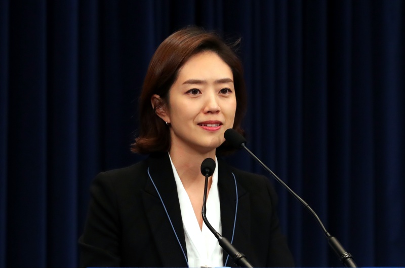 21대 총선에 출마를 위해 사표를 제출한 것으로 알려진 고민정 청와대 대변인이 15일 청와대 춘추관에서 출입기자단에게 마지막 인사를 하고 있다. 2020.01.15.