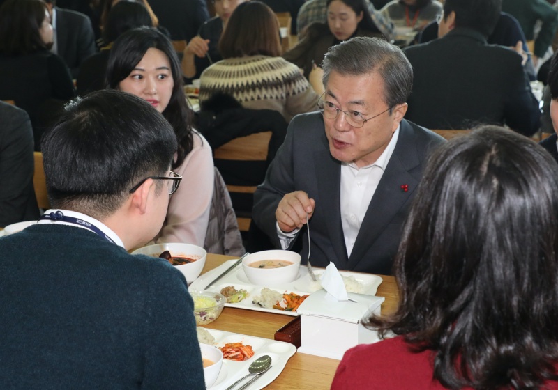 문재인 대통령이 21일 세종시 정부세종청사 구내식당에서 신임 공무원들과 점심을 함께하며 대화하고 있다. 2020.01.21.