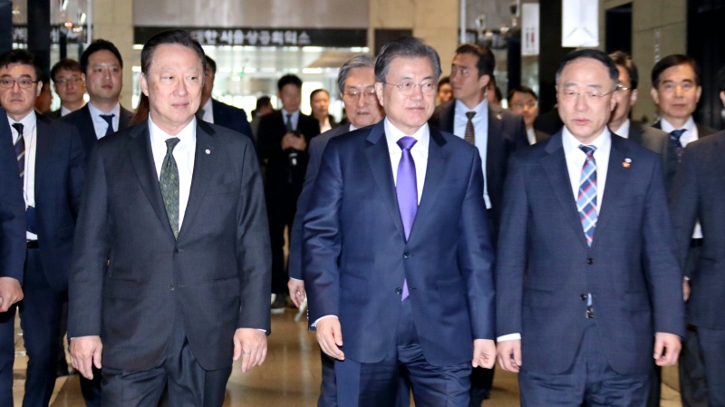 문재인 대통령과 박용만 대한상공회의소 회장, 홍남기 경제부총리가 13일 오전 서울 중구 대한상공회의소에서 열린 '신종 코로나바이러스 감염증(코로나19)' 대응 경제계 간담회에 참석하고 있다. 2020.02.13.