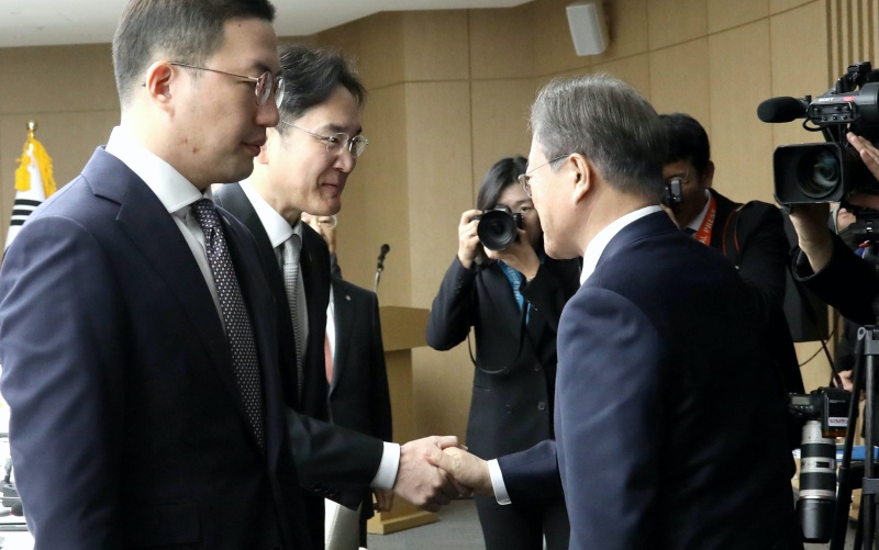 문재인 대통령이 13일 오전 서울 중구 대한상공회의소에서 열린 '신종 코로나바이러스 감염증(코로나19)' 대응 경제계 간담회에 참석하며 이재용 삼성전자 부회장과 악수하고 있다. 왼쪽은 구광모 LG그룹 회장. 2020.02.13.