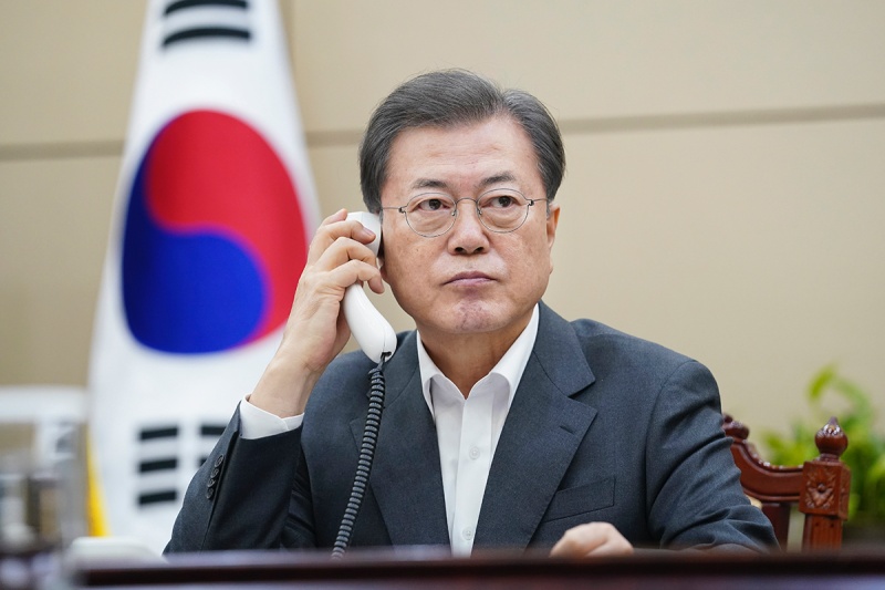 문재인 대통령이 20일 시진핑 중국 국가주석과 전화통화로 코로나19 대응과 관련해 의견을 교환했다.