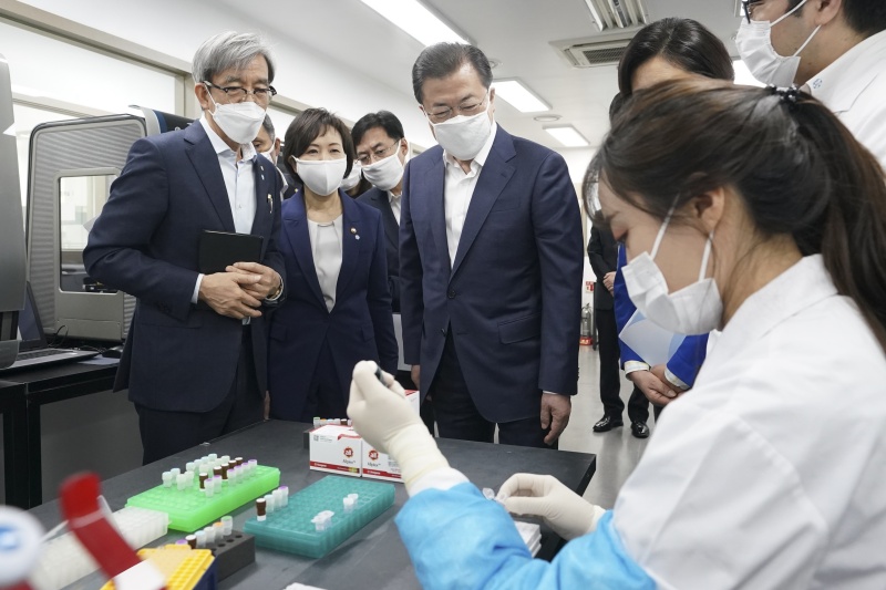 문재인 대통령이 25일 서울 송파구 코로나19 진단시약 긴급사용 승인 기업 씨젠에서 연구 시설을 시찰하고 있다. 2020.03.25.