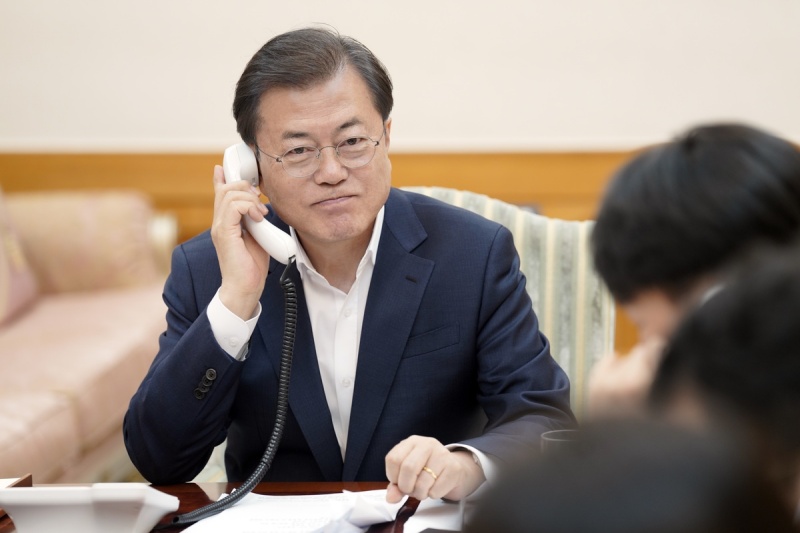 문재인 대통령이 24일 도널드 트럼프 미국 대통령과 전화통화를 하고 있다.