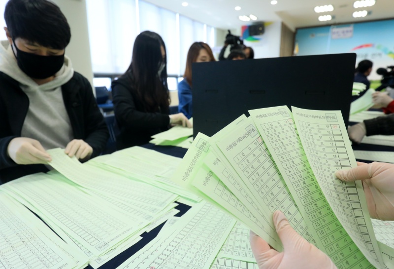 제21대 총선 앞두고 비례대표 투표용지 수작업 모의 개표 실시