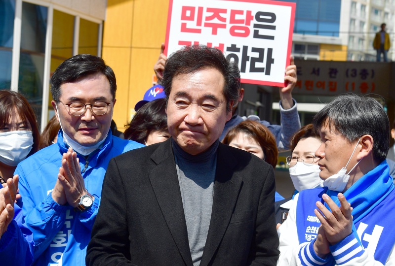 이낙연 더불어민주당 코로나19국난극복위원장이 29일 오후 전남 순천시 해룡면 신대출장소 앞에서 21대 국회의원 선거 순천선거구 분구에 대해 설명하고 있다.