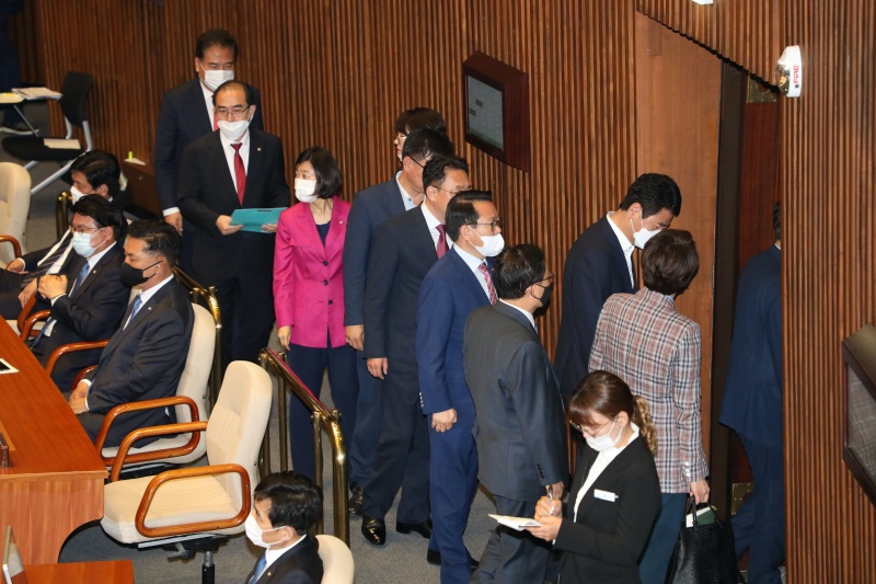 미래통합당 의원들이 5일 서울 여의도 국회에서 열린 21대 첫 본회의에서 항의 후 본회의장을 빠져나가고 있다. 2020.06.05.