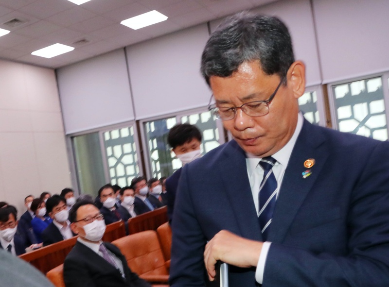 김연철 통일부 장관이 16일 서울 여의도 국회 외통위 전체회의에 참석해 개성 남북연락사무소 폭파와 관련해 “예고된 부분”이라고 말하고 회의장을 나서고 있다. 2020.06.16.