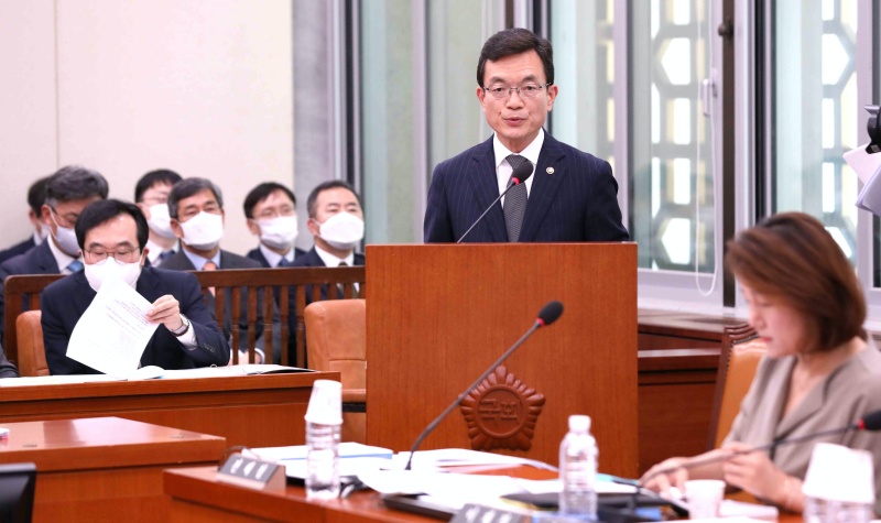 조세영 외교부 1차관이 16일 오후 서울 여의도 국회에서 통합당 의원들이 불참한 가운데 열린 외교통상위원회 첫 전체회의에서 업무보고를 하고 있다. 2020.06.16.