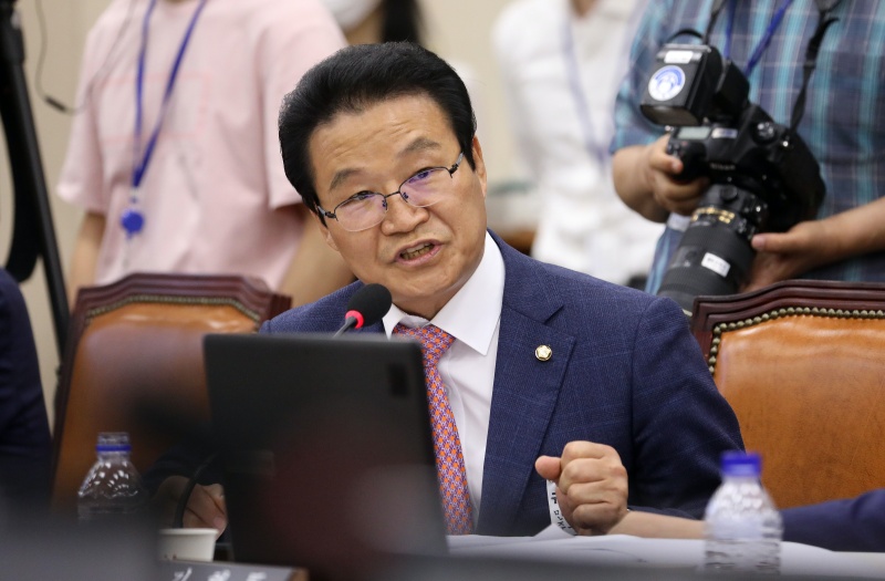 김용판 미래통합당 의원이 20일 오전 서울 여의도 국회에서 열린 행정안전위원회 경찰청장 후보자 인사청문회에서 질의하고 있다. 2020.07.20.