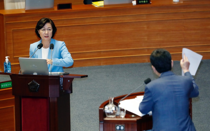 추미애 법무부 장관이 24일 서울 여의도 국회에서 열린 본회의 교육·사회·문화 대정부질문에 참석해 곽상도 미래통합당 의원 질의에 답변하고 있다. 2020.07.24.