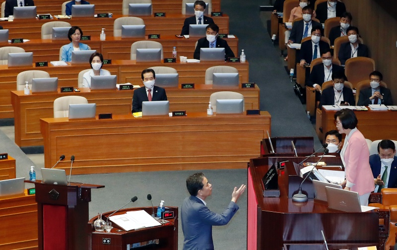 곽상도 미래통합당 의원이 24일 서울 여의도 국회에서 열린 본회의 교육·사회·문화 대정부질문에서 추미애 법무부 장관 질의를 마친 후 답변 태도에 대해 김상희 국회 부의장에게 항의하고 있다. 2020.07.24.