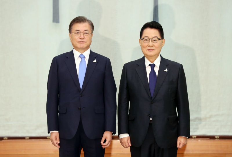 문재인 대통령이 29일 청와대 본관에서 박지원 신임 국가정보원장에게 임명장을 수여한 후 기념촬영을 하고 있다. 2020.07.29.