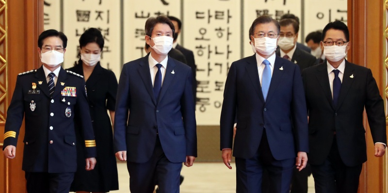 문재인 대통령이 29일 청와대 본관에서 열린 신임 통일부장관, 국가정보원장, 경찰청장 임명장 수여식 후 환담장으로 이동하고 있다. 앞줄 왼쪽부터 김창룡 경찰청장, 이인영 통일부장관, 문 대통령, 박지원 국가정보원장. 2020.07.29.