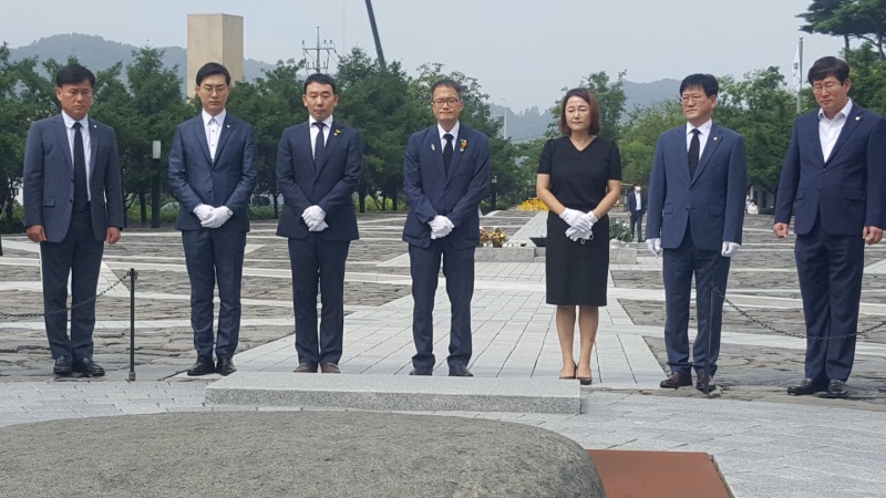 31일 오전 박주민 더불어민주당 당대표 후보(가운데)가 경남 김해 봉하마을을 찾아 노무현 전 대통령이 잠들어 있는 너럭바위 앞에서 참배하고 있다. 2020.7.31