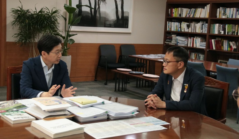 더불어민주당 대표 경선에 출마한 박주민 의원이 31일 경남도청에서 김경수 경남도지사와 대화를 나누고 있다.