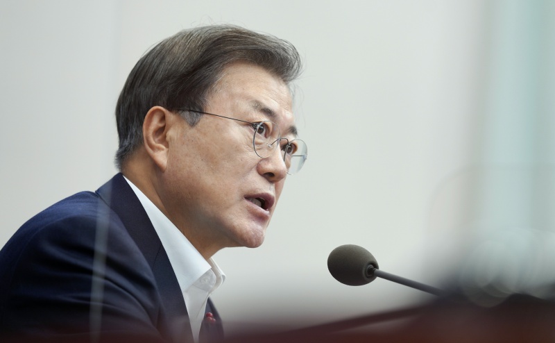 문재인 대통령이 14일 오후 청와대 여민관에서 열린 수석·보좌관회의를 주재하고 있다. 2020.12.14.