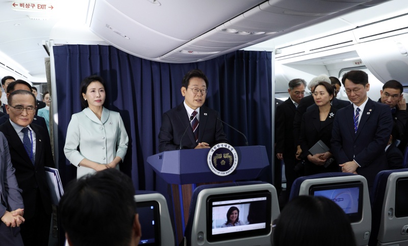 이재명 대통령이 16일(현지 시간) 주요 7개국(G7) 정상회의 참석을 위해 캐나다 앨버타주 캘거리로 향하는 공군 1호기에서 기자간담회를 하고 있다. 2025.06.17.