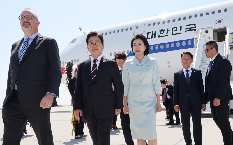 주요 7개국(G7) 정상회의에 참석하는 이재명 대통령이 16일(현지 시간) 캐나다 앨버타주 캘거리국제공항에 도착해 김혜경 여사와 공군 1호기에서 내려 이동하고 있다. 2025.06.17.