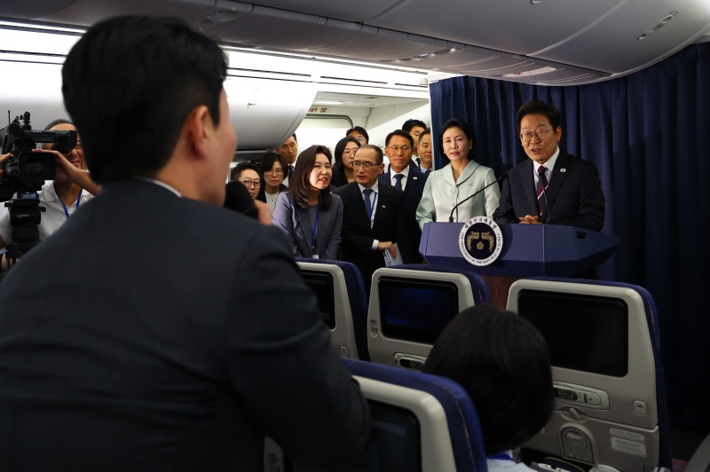 기내 기자간담회 연 이 대통령 “언론에 최대한 기회 드릴 것”