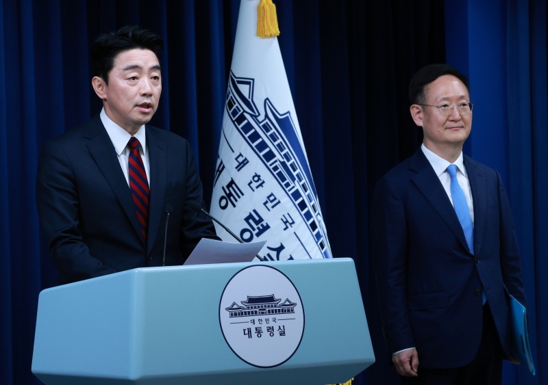 강훈식 비서실장이 24일 서울 용산 대통령실 청사에서 수석보좌관 회의 관련 브리핑을 하고 있다. 오른쪽은 봉욱 민정수석. 2025.07.24.