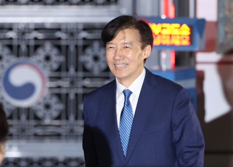 조국 전 조국혁신당 대표가 15일 오전 서울 구로구 서울남부교도소에서 광복절 특사로 출소하며 환하게 웃고 있다. 2025.08.15.