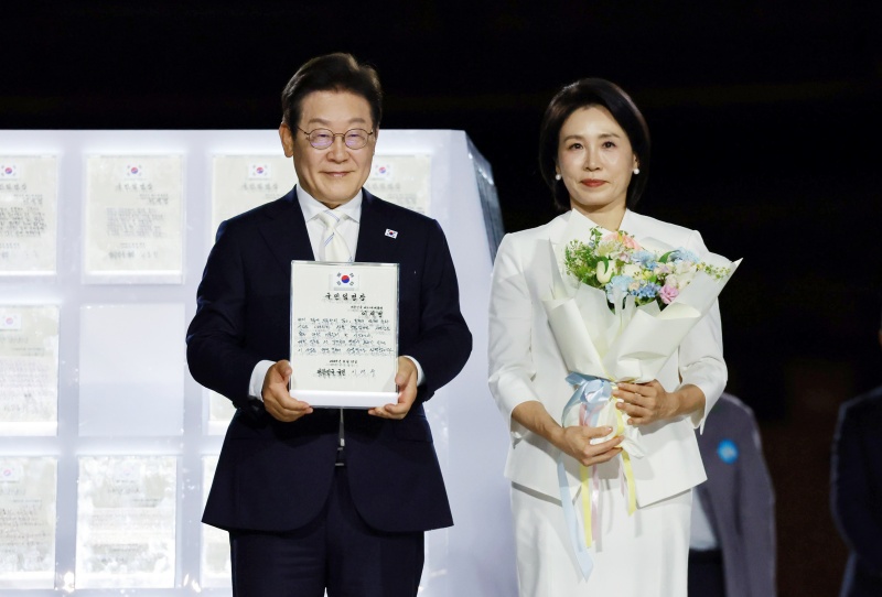 이재명 대통령이 15일 서울 세종대로 광화문광장에서 열린 제21대 대통령 국민임명식 '광복 80년, 국민주권으로 미래를 세우다' 행사에서 임명장을 들어 보이고 있다. 2025.08.15.