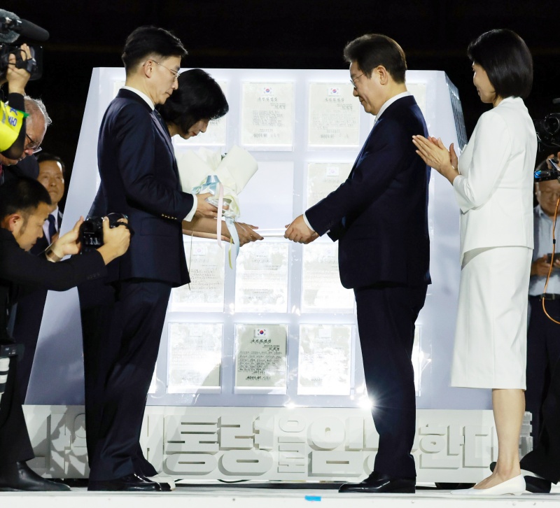 이재명 대통령이 15일 서울 세종대로 광화문광장에서 열린 제21대 대통령 국민임명식 '광복 80년, 국민주권으로 미래를 세우다' 행사에서 임명장을 받고 있다. 2025.08.15.