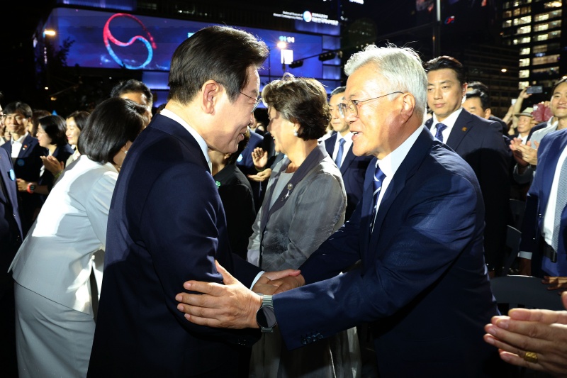 이재명 대통령이 15일 서울 세종대로 광화문광장에서 열린 제21대 대통령 국민임명식 '광복 80년, 국민주권으로 미래를 세우다' 행사에서 문재인 전 대통령과 인사하고 있다. 2025.08.15.
