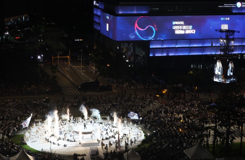 15일 서울 종로구 광화문 광장에서 열린 광복 80주년 기념 '국민주권 대축제' 행사에서 화려한 공연이 펼쳐지고 있다. 2025.08.15.
